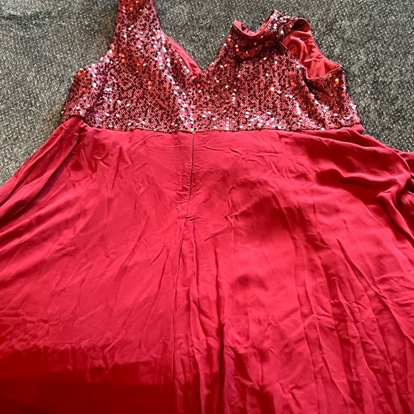 Formal Red dress with a sequin top - Picture 4 of 11